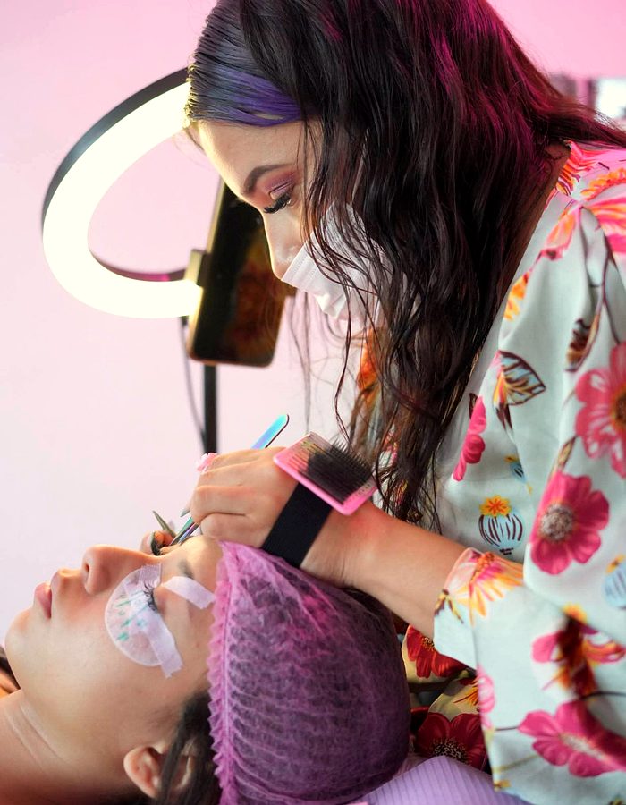 Daniela trabajando con clienta